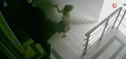 Böyle baba olmaz olsun! Merdivenden inen çocuğuna tekme attı. Merdivenlerden yuvarlanan çocuk yaşam mücadelesi veriyor