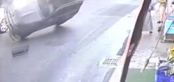 Sarıyer'de motosiklete çarpıp kaçan cip devrildi! O anlar güvenlik kamerasına saniye saniye yansıdı