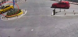 Amasya'da taksi motosikletli polise çarptı! Kaza anı güvenlik kamerasına yansıdı
