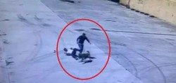 Diyarbakır'da sokak köpeğinin saldırdığı işçiyi arkadaşı kurtardı! O anlar saniye saniye güvenlik kamerasına yansıdı