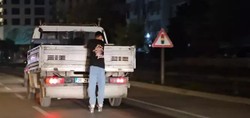 Canını hiçe saydı! Adana'da patenli gencin tehlikeli yolculuğu kameraya böyle yansıdı