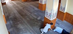 İstanbul'da şoke eden hırsızlık kamerada! Camide uyudu, uyandıktan sonra uyuyan başka bir adamın cep telefonunu çaldı