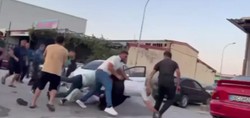 Hatay'da trafik kazası sonrası yumruklar havada uçuştu! Ortalığın savaş alanına döndüğü kavgayı polis havaya ateş açarak ayırabildi. 4 gözaltı