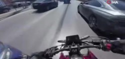 Avcılar'da feci kaza kask kamerasına yansıdı: Devrilen motosiklet kamyonetin altında metrelerce sürüklendi