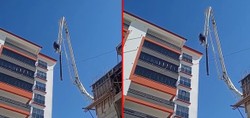 Elazığ'da yürekleri ağza getiren görüntü! Beton pompasının üzerinde metrelerce yüksekliğe çıkan işçi, canını hiçe saydı