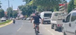 Görenler şaştı kaldı! Sakarya'da bir bisikletli seyir halindeyken dans etti