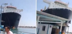 Süveyş Kanalı'nda korku dolu anlar kamerada! Dev yük gemisi limana böyle çarptı