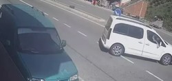 Trabzon'da feci kaza kamerada! Otomobille çarpışan hafif ticari araç dereye uçtu: 3 yaralı
