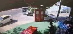 Maltepe'de kamyonet minibüse çarptı! 2 yolcunun yaralandığı kaza güvenlik kamerasına yansıdı