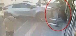 Kaldırıma çıkan cip, bankanın önünde oturan güvenlik görevlisine çarptı! Kaza anı kameraya böyle yansıdı
