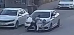 Otomobilin çarptığı anne ve oğlu yaralandı! Bursa'da feci kaza kameraya böyle yansıdı