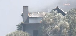 Son Dakika İzmir'deki Orman Yangını Evlere Sıçradı. Seferihisar'da Evler Alevlere Teslim Oldu