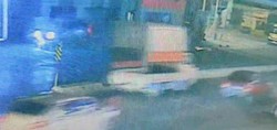 Avcılar'da feci kaza güvenlik kamerasına yansıdı: Hafif ticari araç aydınlatma direğine ok gibi saplandı: 3 yaralı