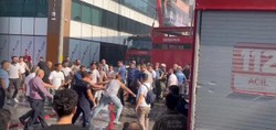 Tekstil atölyesinde yangın çıktı! İş yeri sahibi bıçakla saldırdı