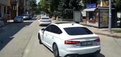 Düğün konvoyu için yol kesti, trafiği felç etti
