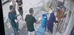 Bidon kan çıkarttı! 58 yaşındaki kadın baba ve oğlu tarafından darbedildi