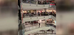 Depreme AVM'de yakalandılar. Panik anları saniye saniye kaydedildi