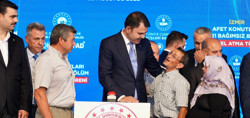 Bakan Kurum verdiği sözü tuttu! "Her şeyimiz gitti" diyerek gözyaşı döken vatandaşlar birlikte temel attı