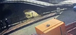 Tarihi köprü çöktü! O anlar işte böyle görüntülendi