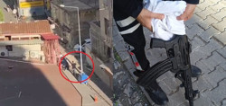 Oyun salonuna pompalı saldırı! Tüfeği atıp kaçan saldırgan kamerada