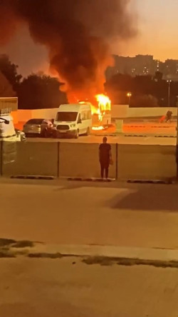Bayrampaşa'da korku dolu anlar. İspark'a ait otoparktaki araç alev alev yandı. Otomobil zarar gördü - Resim : 2