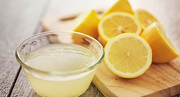 Yatarken ayağının altına limon sürenler dert yüzü görmeyecek: Bin bir şifa limonun faydalarına inanamayacaksınız. İşte uyku öncesi topuğun altına limon sürmenin mucizevi etkileri