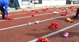 Sahaya atkı ve oyuncaklar atıldı! Depremzedeler yararına dostluk maçı oynandı, taraftarlar sahaya atkı ve oyuncak attı