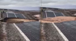 Sel suları kara yolunu işte böyle yuttu. Deprem bölgesinde şimdi de sel felaketi: Ölü ve yaralıların olduğu sel baskınında sular kara yolunu böyle yuttu!
