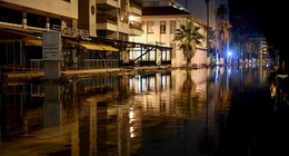 İskenderun'da korkutan görüntü. Deniz suyu yeniden yükseldi, cadde ve sokakları yine su bastı: Ekipler suyu boşaltmaya çalışıyor