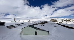 Ardahan güne bembeyaz bir örtüyle uyandı. Kar yağışı kentte eşsiz manzaralar yarattı!
