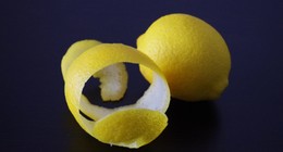 Sakın 1 dilim limon kabuğunu bile çöpe atmayın: Faydalarını duyunca küçük dilinizi yutacaksınız. İşte limon kabuğunu kullanabileceğiniz alanlar