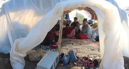 Depremzede aile, sebze serasında kalıyor: Güneş açtığı zaman bunaltıcı sıcak oluyor. Akşamları ise soğuk oluyor