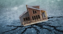 Bu maddeler hayatta kalmanızı sağlayacak! Deprem riskine karşın konut sigortası seçerken dikkat etmeniz gerekenleri biliyor musunuz? Konut sigortası mı yaptırmalı yoksa DASK mı? Hangisi daha güvenli. Konut sigortası nedir, DASK nedir?
