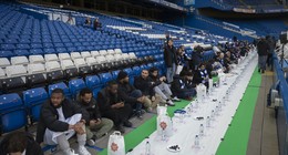 Stamford Bridge'te iftar tarihe geçti. Premier Lig devi Chelsea 'Açık İftar' etkinlikleri kapsamında Stamford Bridge'te toplu iftara ev ev sahipliği yaptı