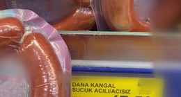 Sucuk değil ot yiyoruz! Ucuz marketlerdeki sucuklar ottan çıktı, et yerine baharatlara bulanmış ot kullanıyorlar. Sucukta hile tespit edildi