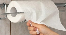 Meğer senelerdir hata yapıyormuşuz: Bu yüzeyleri sakın kağıt havlu ile temizlemeyin. Bu yüzeylerin kağıt havlu ile temizlenmesi hayatınızı kabusa çevirebilir. İşte kağıt havluyu uzak tutmanız gereken yüzeyler