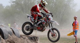 Adrenalin tavan yaptı. Kırgızistan'da Off-Road heyecanı. Onlarca motosikletli birbiriyle yarıştı