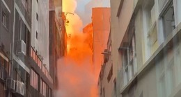 Alevler binaları yuttu! 7 katlı binada başlayan yangın yanındaki binaya da sıçradı: Ölü ya da yaralı konusunda açıklama yapılmadı