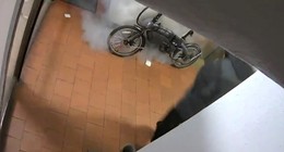 Elektrikli bisikleti olanlar dikkat. Uzmanlar kesin bir dille uyardı: Evinizin içerisinde tutmayın patlama riski bulunuyor, kapının önünde duran elektrikli bisiklet işte böyle patladı
