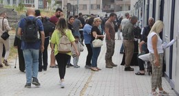 Deprem bölgesinde vatandaşlar sandık sırasında: Konteynerlere kurulan sandıklarda oy kullanma işlemleri devam ediyor