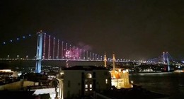 Havai fişekler atıldı köprüden geçenler meşale yaktı. 15 Temmuz Şehitler Köprüsü'nde seçim kutlaması