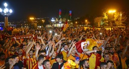 Şampiyonluğun ardından Galatasaray taraftarları sokağa döküldü! Yurdun dört bir yanında şampiyonluk kutlamaları yapıldı