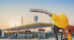 Benzin, Motorin ve LPG'ye üçlü zam. Dolardaki sert yükseliş akaryakıt fiyatlarına zam olarak yansıyacak: Bir hafta içinde ikinci kez büyük zam geliyor