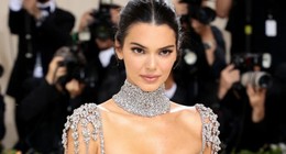 Süper minisini eliyle kapatmaya çalışsa da frikik verdi iç çamaşırı açıldı! İşte ünlü model Kendall Jenner'ın zor anları