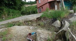 Trabzon'da korkutan görüntüler. Toprak kayması nedeniyle beton yol üzerinde derin çatlaklar meydana geldi. Çok sayıda ev ve cami tahliye edildi