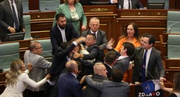 Kosova Meclisi'nde iktidar ve muhalefet milletvekilleri arasında yumruklu kavga, Başbakan Albin Kurti'ye su dolu pet şişe fırlatıldı