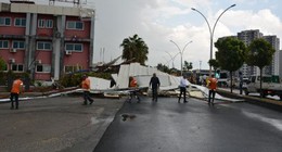 Mersin'i fırtına vurdu: Okulların çatısı uçtu, ağaçların dalları kırıldı, kapanan yol kontrollü olarak trafiğe açıldı