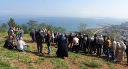 Deniz manzaralı mezar için birbirine girdiler. Hem kendi aralarında hem de görevliler arasında gerginlik yaşandı. Bir kişi hastanelik oldu