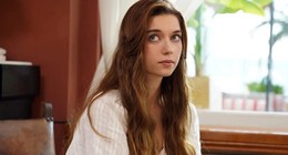 Afra Saraçoğlu yeni imajıyla büyüledi: Set pozuna beğeni yağdı