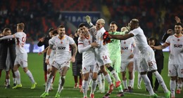 Ailesiyle birlikte İstanbul'dan ayrıldı. Galatasaray'da artık forma giyemem dedi. Kimseyle vedalaşmadı